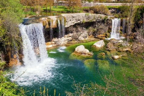 Cascada Pedrosa de la Tobalina, aguas turquesas en Las。